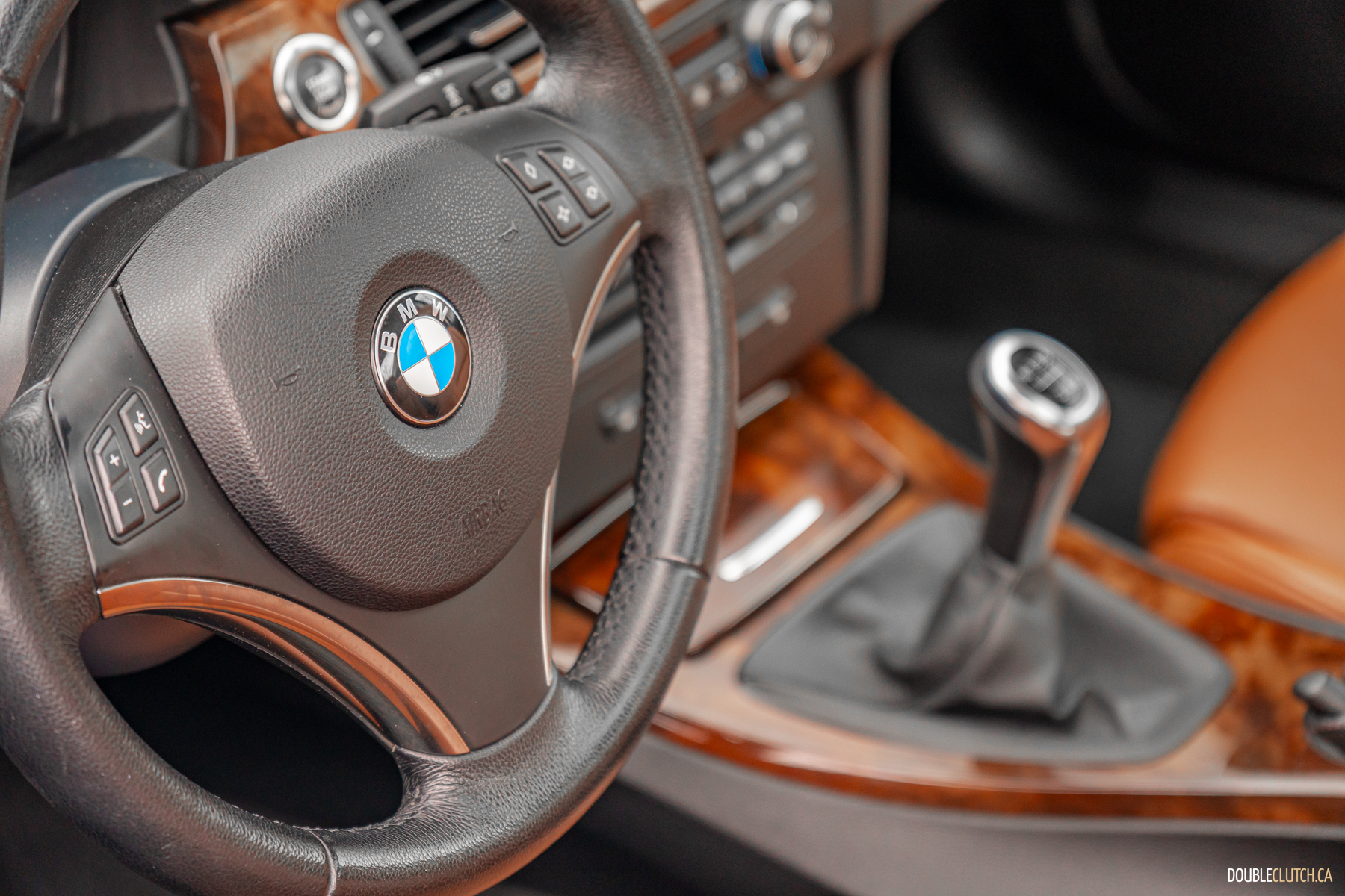 Close-up interior view of the shift knob and centre console in a 2008 BMW 335i Coupe